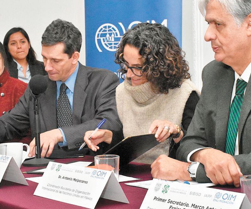 Almudena Ocejo (centro) firmó un convenio con la Organización Internacional para las Migraciones en beneficio de las personas que regresan del extranjero a nuestro país. ESPECIAL