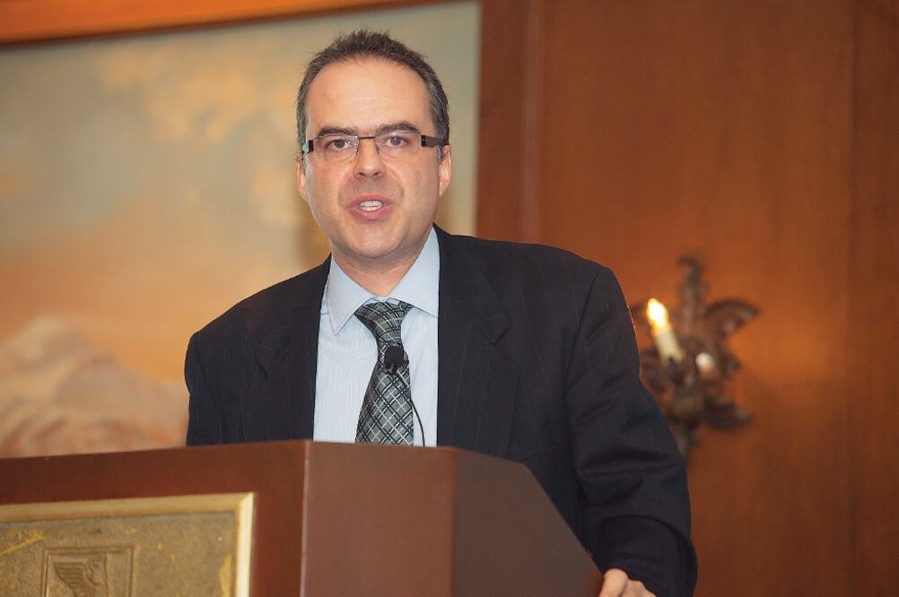 El director general del IMCO señala que en México el gobierno invierte más dinero para comprar garrafones que para combatir la corrupción (ARCHIVO EL UNIVERSAL)