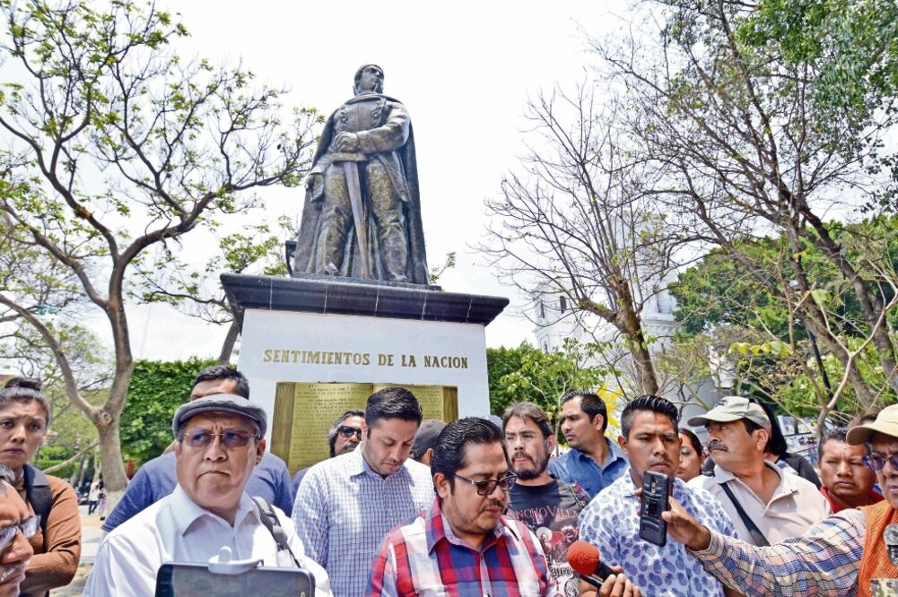 Ayer, cuatro de los siete periodistas agredidos se presentaron en la Plaza Cívica de Chilpancingo, sin embargo, por recomendación de la PGR (JOSÉ I. HERNÁNDEZ. CUARTOSCURO)