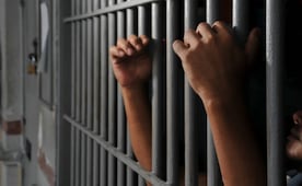 Vinculan a proceso a padre e hijo por violencia familiar en Aguascalientes; habrían amenazado y privado de la libertad a adulto mayor