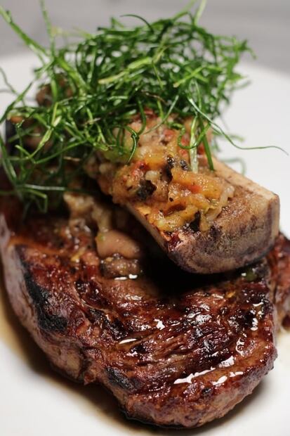 Rib eye akaushi en salsa de tuétano y chile piquín