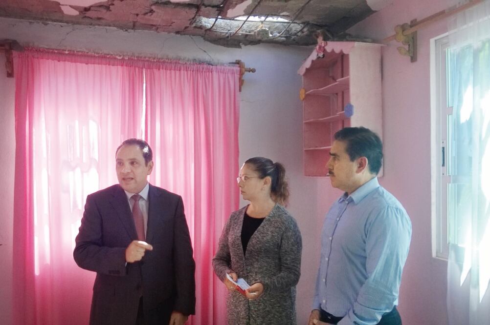 Ernesto Millán Juárez, secretario particular del gobernador Eruviel Ávila Villegas, y Apolinar Mena Vargas, secretario técnico del Gabinete, se reunieron con la señora Mayra Colín para reiterarle su apoyo (JUAN BARRERA. EL UNIVERSAL)