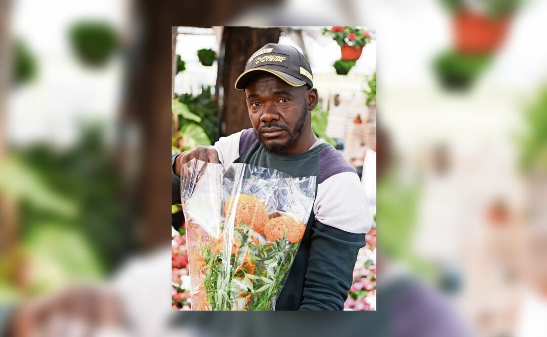 A 2 meses de llegar a México, Benett
trabaja en el mercado de Cuemanco. Foto: Carlos Mejía | El Universal