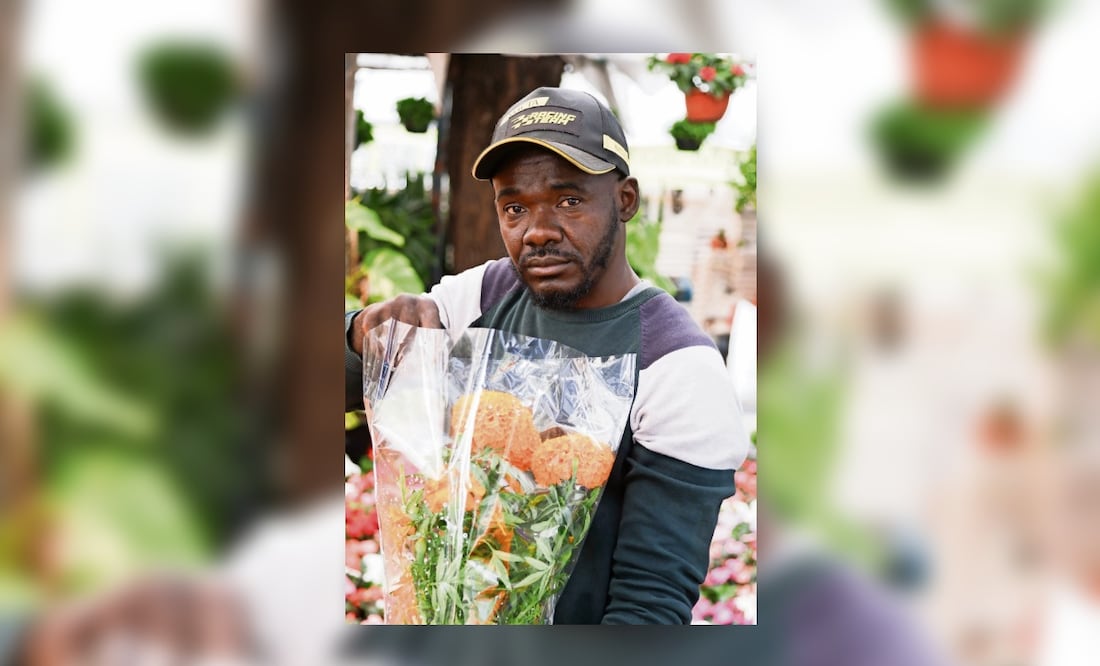 A 2 meses de llegar a México, Benett
trabaja en el mercado de Cuemanco. Foto: Carlos Mejía | El Universal