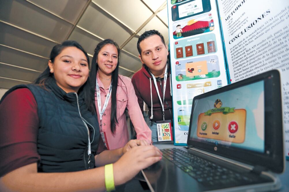 Miriam López, Reina González Cerezo y Juan Andrés Bucio Saavedra, ingenieros en sistemas, desarrollaron la app para aprender otomí. Foto/JORGE ALVARADO. EL UNIVERSAL  