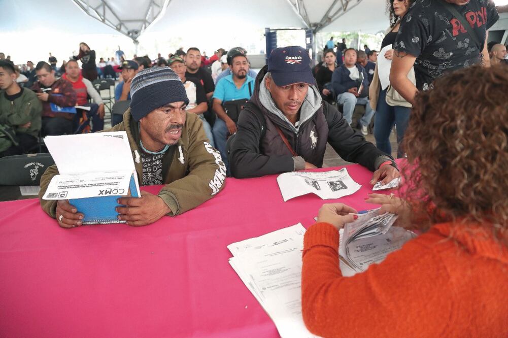 El gobierno local entregó apoyos del programa Seguro de Desempleo, que consiste en dar 2 mil pesos mensuales por seis meses a beneficiarios. (ARIEL OJEDA. EL UNIVERSAL)