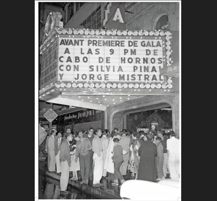 Vista del público asistente a la premier de la película Cabo de hornos (Tito Davison, 1956), en un cine de la Ciudad de México. Colección Manuel Gutiérrez, Cineteca Nacional. Crédito: Colección Manuel Gutiérrez, Cineteca Nacional. CORTESÍA SEXTO PISO