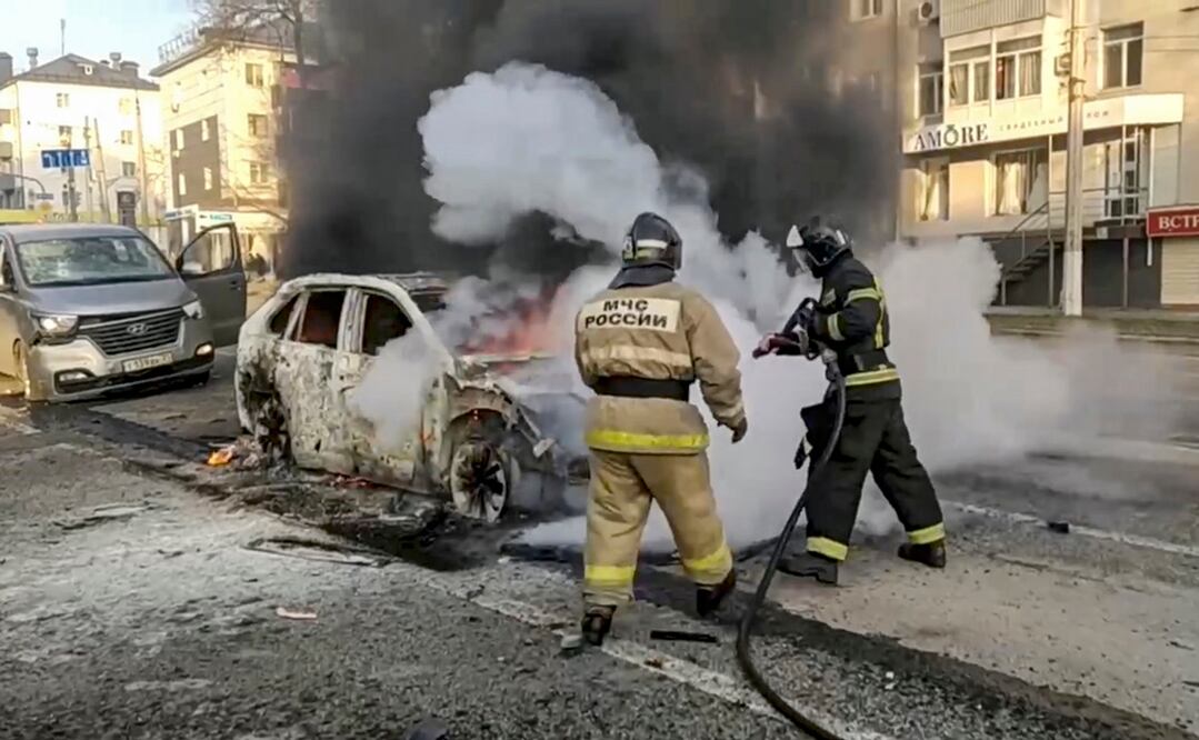 Los bomberos rusos extinguiendo un coche en llamas después de un bombardeo en Belgorod, Rusia, el 30 de diciembre de 2023. Foto: EFE