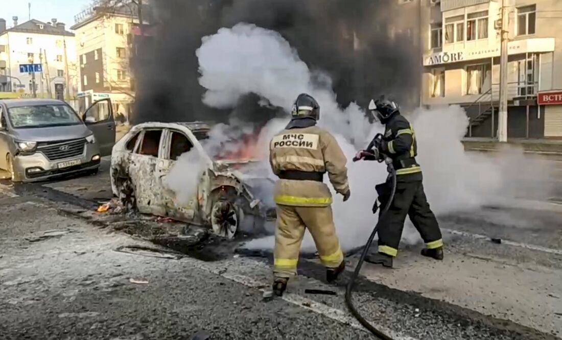 Los bomberos rusos extinguiendo un coche en llamas después de un bombardeo en Belgorod, Rusia, el 30 de diciembre de 2023. Foto: EFE