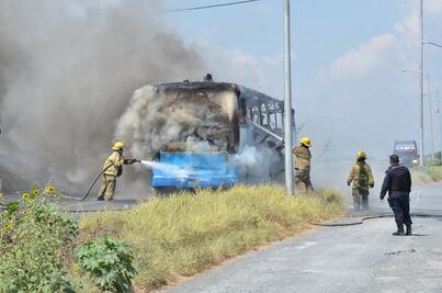 Se incendia autobús de pasajeros en Nuevo León 