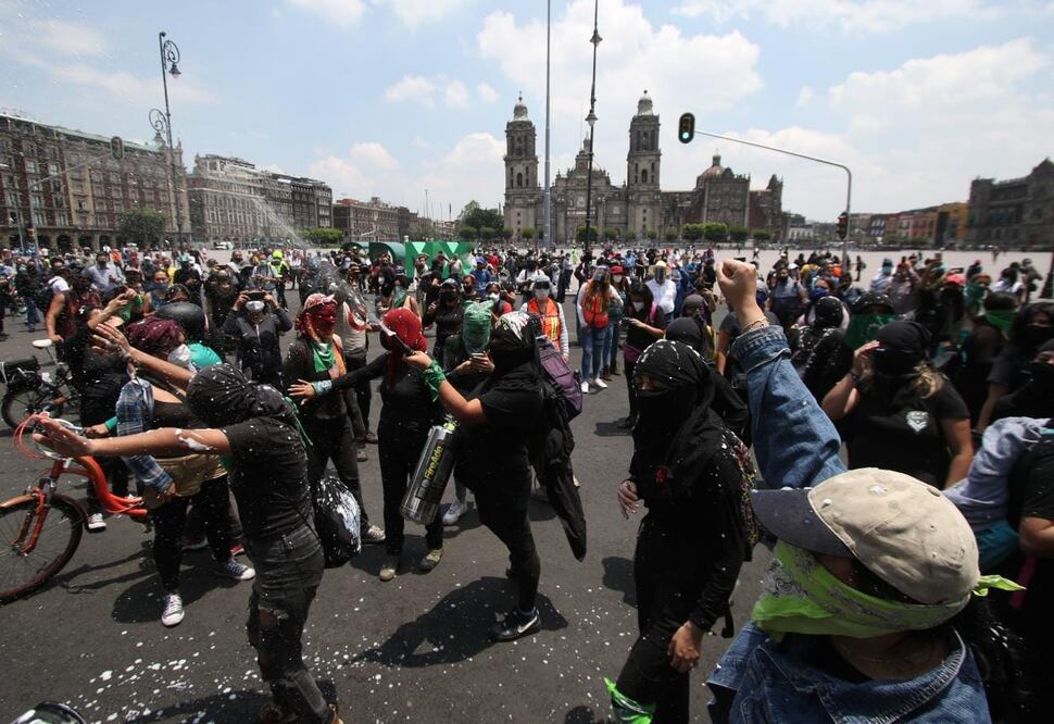 Feministas protestan en el Zócalo por el aborto legal