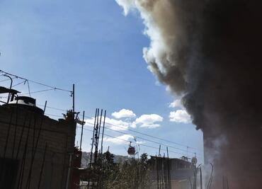 FOTOS: Bomberos sofocan fuerte incendio en Ecatepec; evacúan a 500 personas