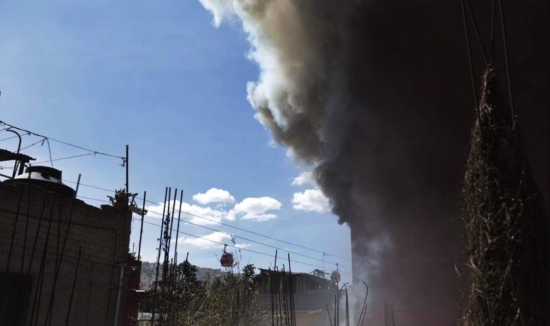 Bomberos de la Ciudad de México y Estado de México sofocan un fuerte incendio que se registró en una bodega de colchones en la colonia Hank González, en el municipio de Ecatepec, el martes 21 de octubre de 2025. Foto: Francisco Rodríguez/EL UNIVERSAL