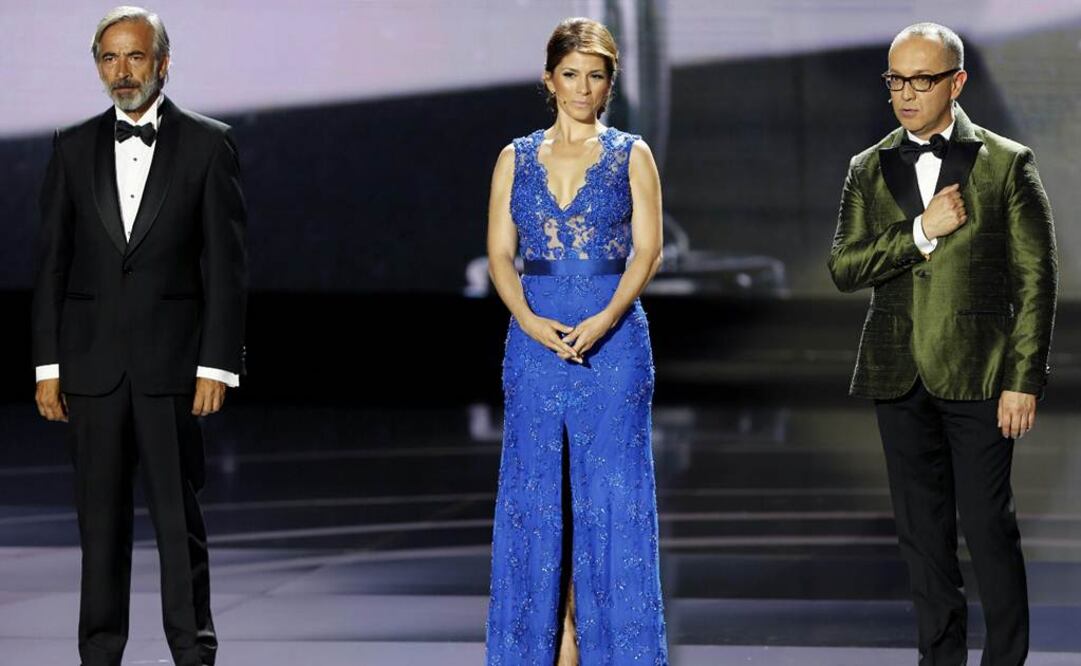 Los presentadores de la gala, el español actor Imanol Arias, la actriz y cantante Alessandra Rosaldo y el periodista colombiano Juan Carlos Arciniegas. FOTO: EFE