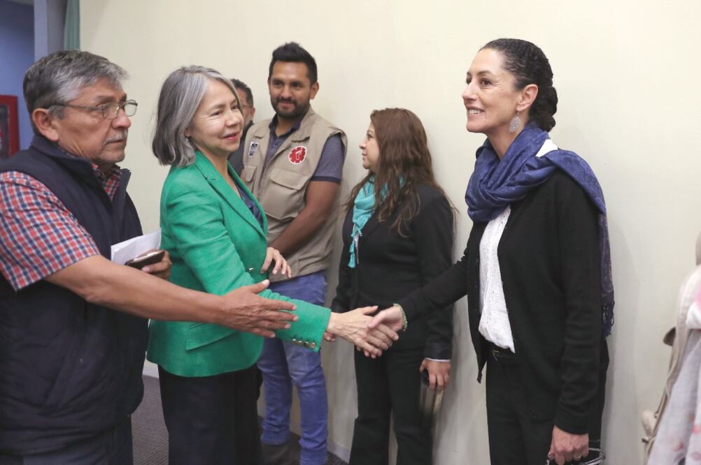 El diputado Luis Alberto Chávez afirma que la delegada Claudia Sheinbaum (primera de der. a izq.) tiene en el abandono a los damnificados (ARCHIVO EL UNIVERSAL)