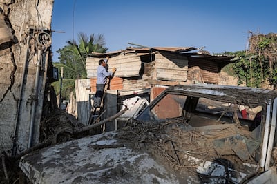 Reciclan lámina y madera para reconstruir sus hogares