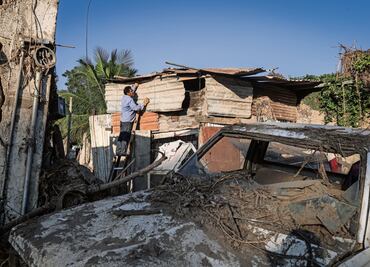 Reciclan lámina y madera para reconstruir sus hogares