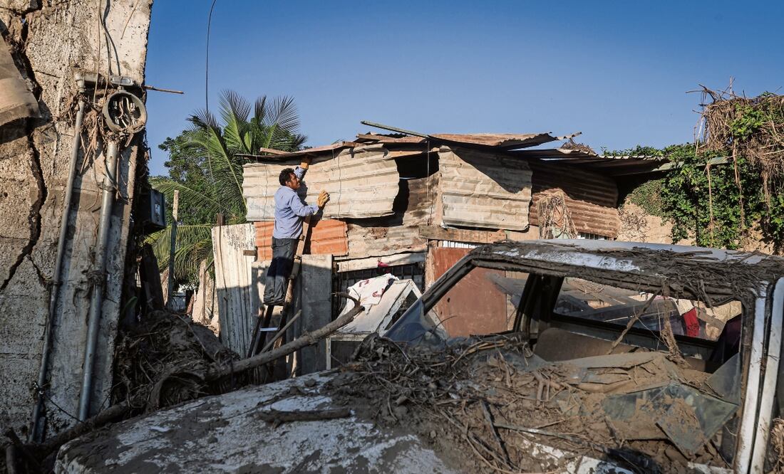 Javier Zimbrón decidió levantar un “cuartito” con material que no se llevó el agua hace un mes. Foto: de Gabriel Pano. El Universal