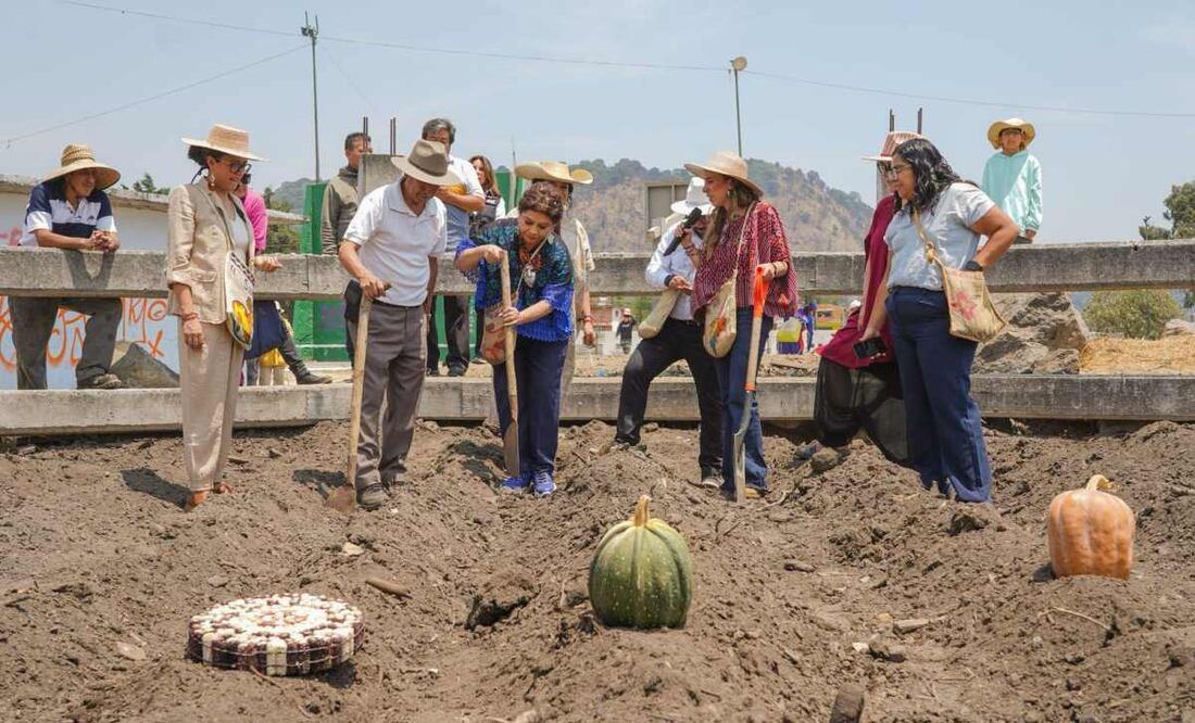 Clara Brugada promete mejorar iluminación, seguridad y educación en San Miguel Topilejo, Tlalpan (22/04/2025). Foto: Especial