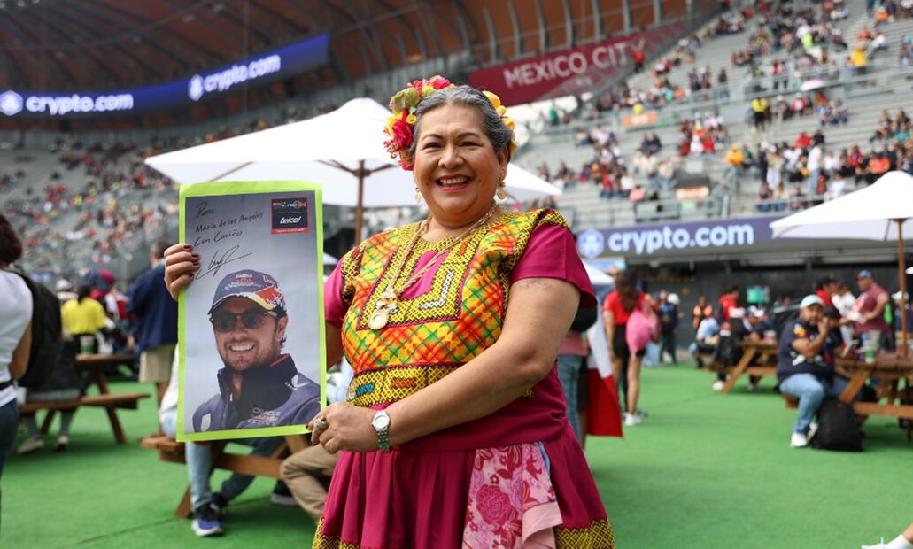 Una fan de Sergio Pérez muestra su autógrafo del piloto mexicano de Red Bull. Foto: Hugo Salvador/EL UNIVERSAL