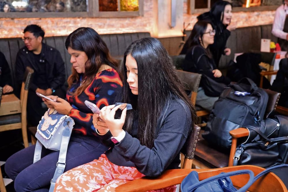 Jóvenes frente a dispositivos: UNICEF México documenta el aumento del tiempo de pantalla y sus efectos en el bienestar infantil. Crédito: Fernanda Rojas/ El Universal