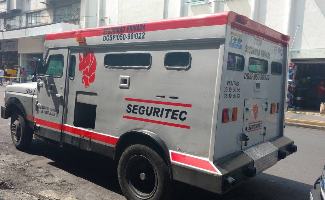 Los custodios bajaron del vehículo con 7.8 millones de pesos en efectivo y caminaron hacia el banco pero entre las calles Carlos Reyes y Othón Blanco Cázares fueron sorprendidos. Foto: Especial