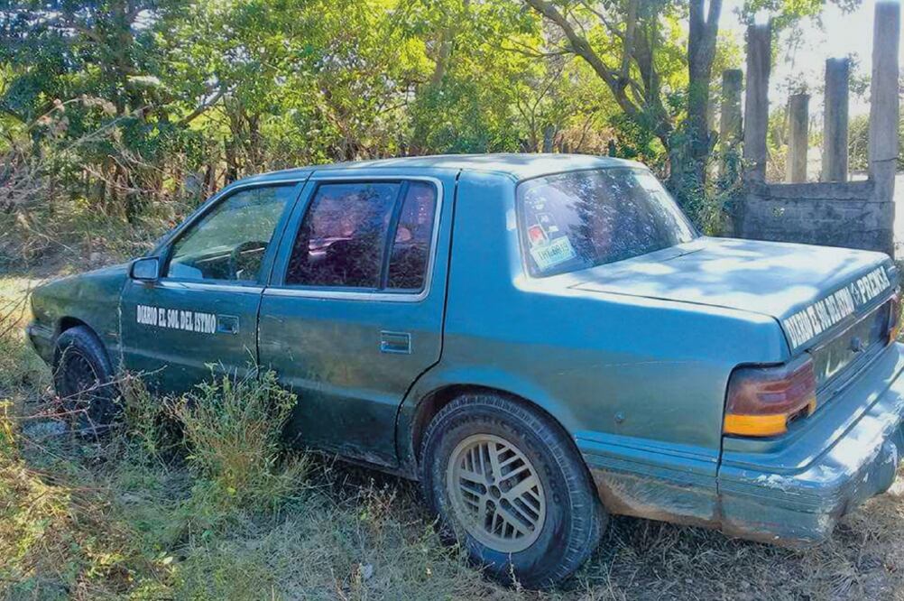 El automóvil de Agustín Silva estaba abandonado en la población El Morrito, de la localidad de Asunción Ixtaltepec, en Oaxaca. (ESPECIAL)