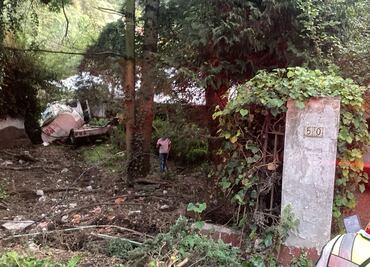 Pipa de agua choca y se vuelca en un deportivo en Cuajimalpa