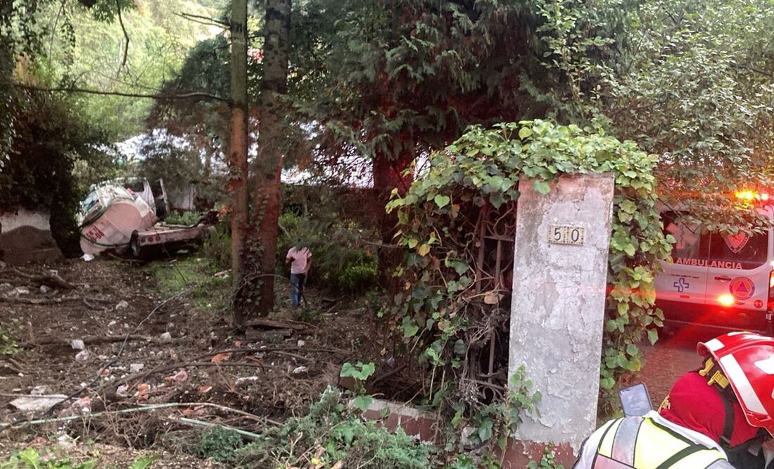 Pipa de agua se accidenta y vuelva en un deportivo de Cuajimalpa. Foto: Especial