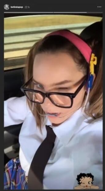Belinda impacta en redes sociales con look de colegiala