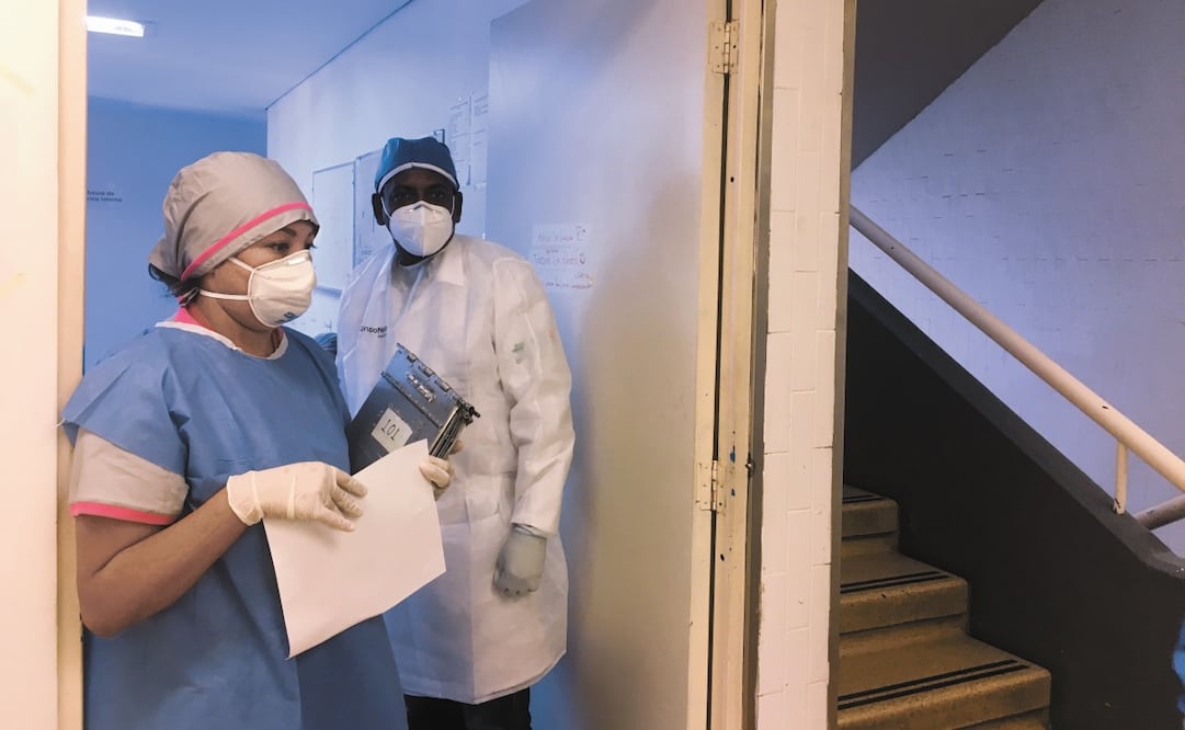 Médicos cubanos en el hospital Balbuena, quienes al no estar especializados en tratamientos epidemiólogos no han apoyado en la labor de atención a la pandemia. Foto: Germán Espinosa