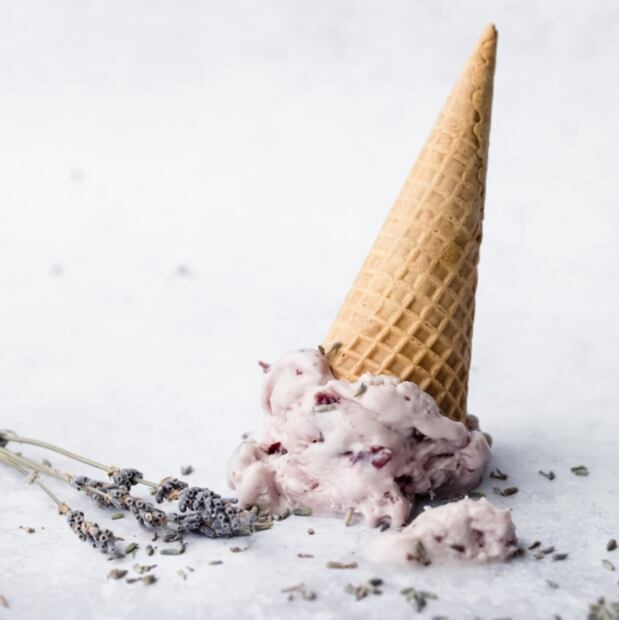 Cómo hacer helado vegano de plátano y fresa