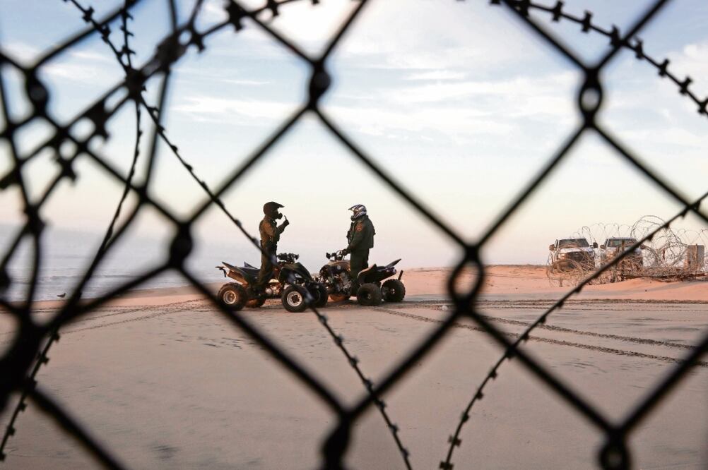 Seguridad. Agentes de la Patrulla Fronteriza cerca de la frontera, en San Diego, el pasado 9 de enero. Foto: GREGORY BULL. AP