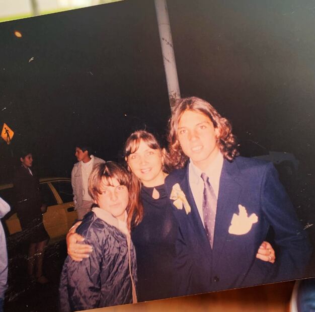 Nicola posa a lado de su hermano menor Francesco y su madre.
Foto: Instagram