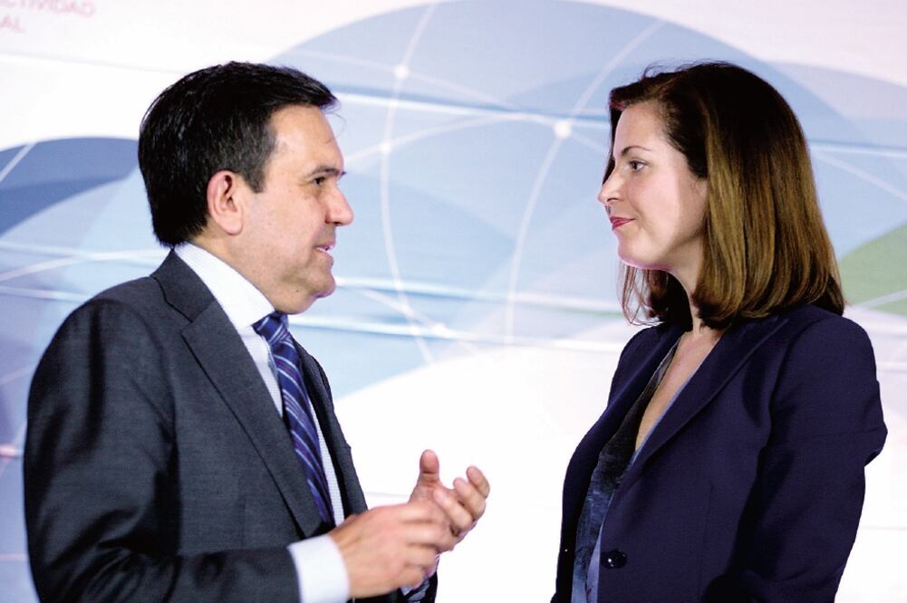 Ildefonso Guajardo, secretario de Eocnomía, y Mónica Aspe, subsecretaria de Comunicaciones (IVAN STEPHENS. EL UNIVERSAL)