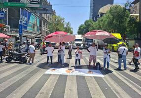 Integrantes de organización de comerciantes invidentes Asocide bloquean Eje Central; exigen espacio para vender