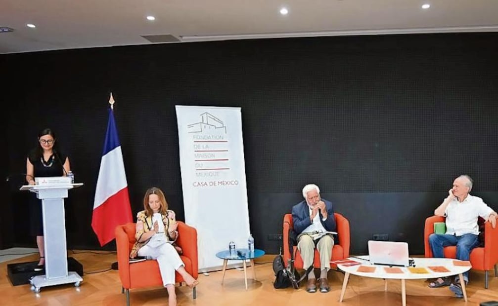Tania J. Enríquez (de pie), Marjorie Janer, Adolfo Castañón, Jean Meyer y Florence Olivier, en el homenaje a Meyer y al Instituto de Estudios Mexicanos
