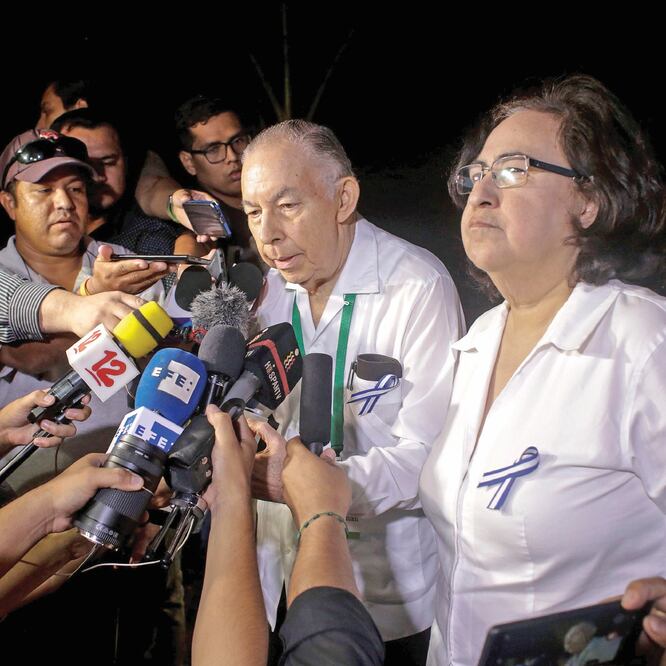 Autoridades. Carlos Tunnerman y Azalea Solis, de la Alianza Cívica, ayer en Managua, en su quinto día de diálogo con el gobierno. OSWALDO RIVAS. REUTERS