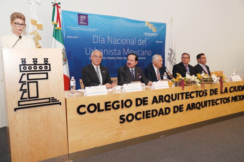 Beatriz Pagés Rebollar, José Luis Cortés, el Licenciado Juan Francisco Ealy Ortiz, Presidente Ejecutivo y del Consejo de Administración de EL UNIVERSAL; Joaquín Álvarez y Enrique Jacob Rocha, durante el acto. (FOTOS: VALENTE ROSAS. EL UNIVERSAL)