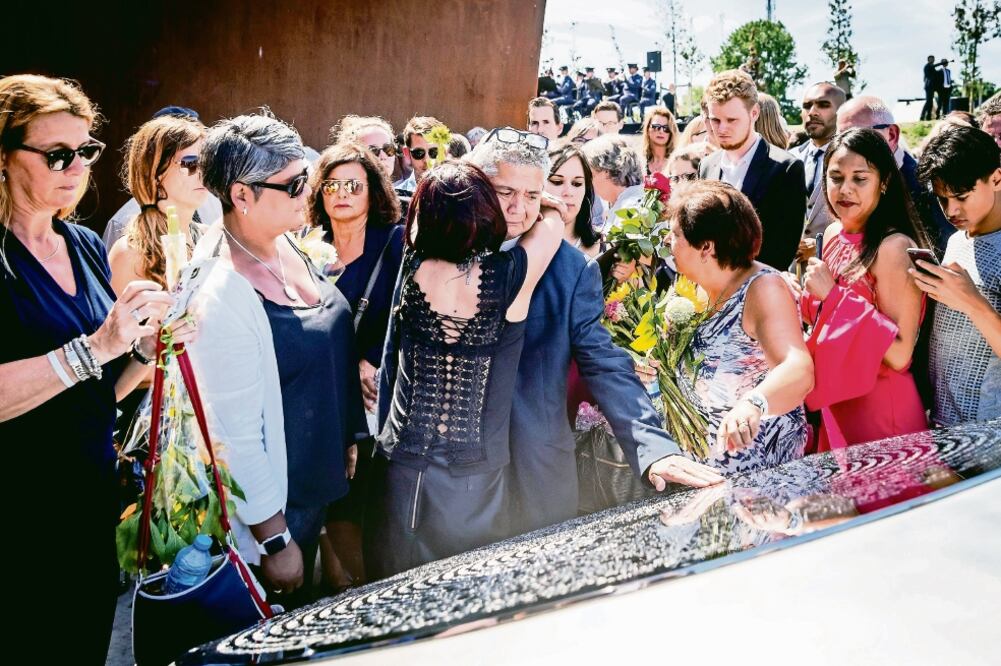 Familiares de las víctimas del vuelo de Malaysia Airlines que fue derribado por un misil cuando sobrevolaba Ucrania en 2014 asistieron ayer a la inauguración del monumento en memoria de los fallecidos (REMKO DE WAAL. REUTERS)