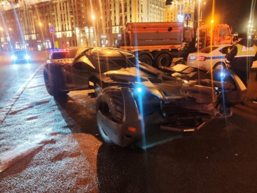Detienen a falso Batman por conducir el Batimóvil en Rusia