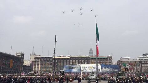 Militares desfilan por el Aniversario 208 del inicio de la Independencia