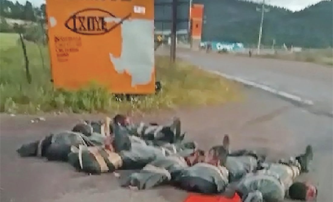 Los cuerpos hallados estaban envueltos en tela negra, junto a una cartulina firmada por una organización criminal. Foto: TOMADA DE VIDEO