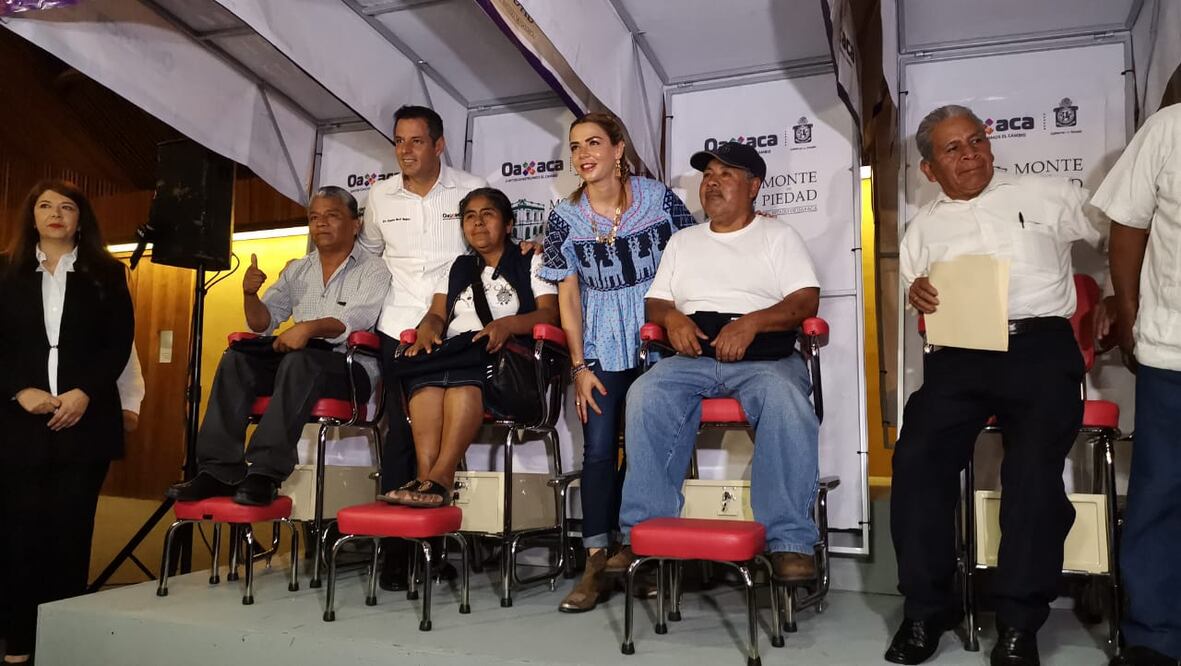 El gobernador Alejandro Murat hizo entrega de 86 sillas para aseadores de calzado además de anunciar que se les brindará capacitación para mejorar sus servicios. Foto: Edwin Hernández / EL UNIVERSAL