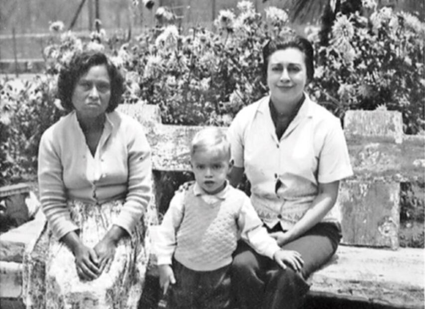 Rosario Castellanos con su hijo Gabriel Guerra y la nana Herlinda. / Crédito_ Colección particular, Gabriel Guerra Castellanos