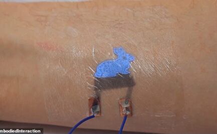 Tecnológica experimenta con tatuajes inteligentes y gafas holográficas