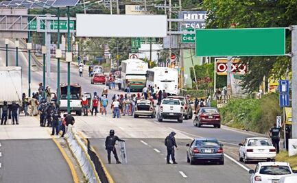 Estudiantes normalistas bloquean la construcción de un paso a desnivel en Tuxtla 