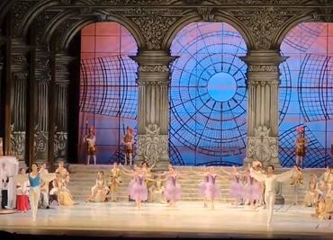 Estrena "La bella durmiente" entre polémica