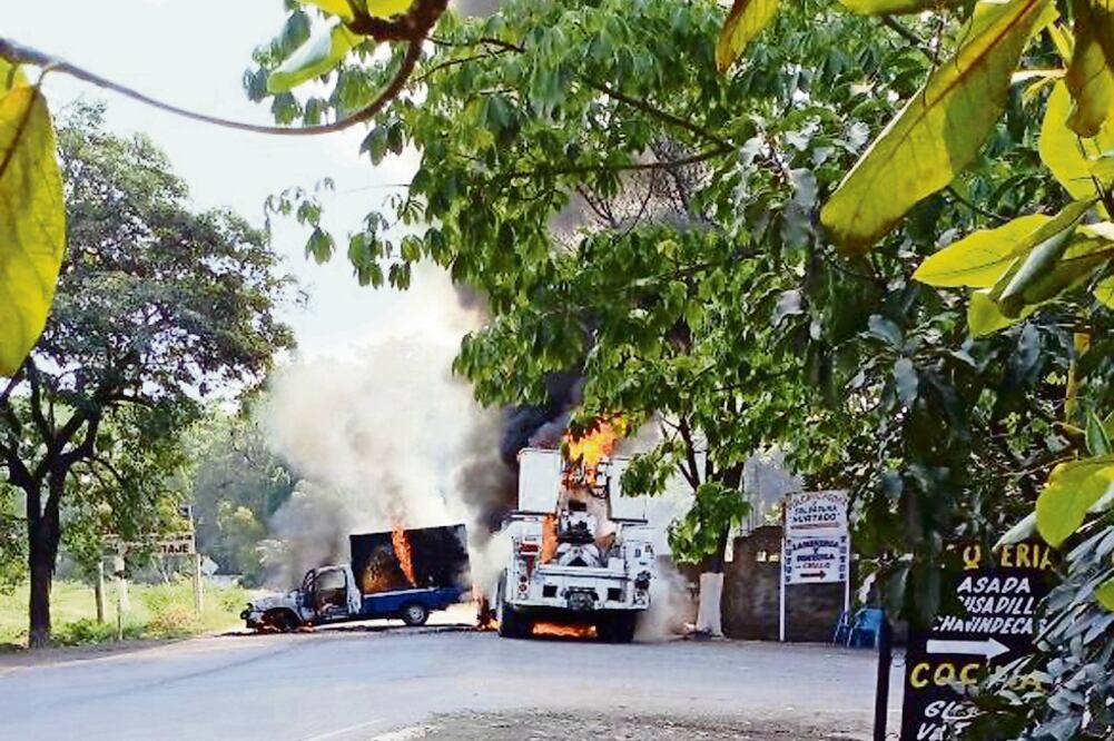 En la Autopista Siglo 21, un camión de refresco fue incendiado (ESPECIAL)
