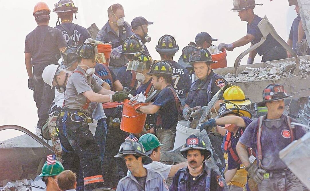 Bomberos y rescatistas limpian los escombros de las Torres en Nueva York, el 13 de septiembre de 2001. Expertos han vinculado enfermedades a quienes trabajaron en la zona. Foto: ARCHIVO EFE